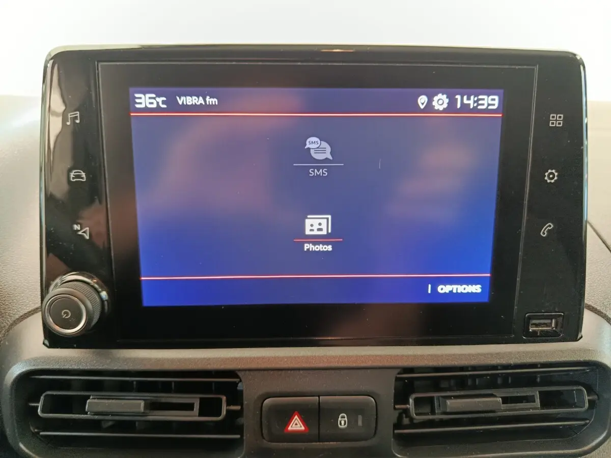 Écran tactile central du tableau de bord du Citroën Berlingo 2022 avec commandes et prises USB visibles.