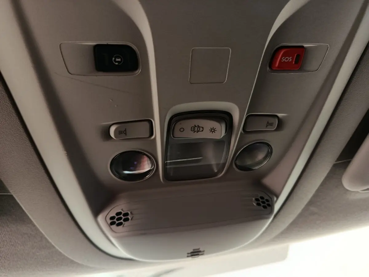 Vue intérieure du plafonnier avec commandes d’éclairage et bouton SOS du Citroën Berlingo 2022 blanc.