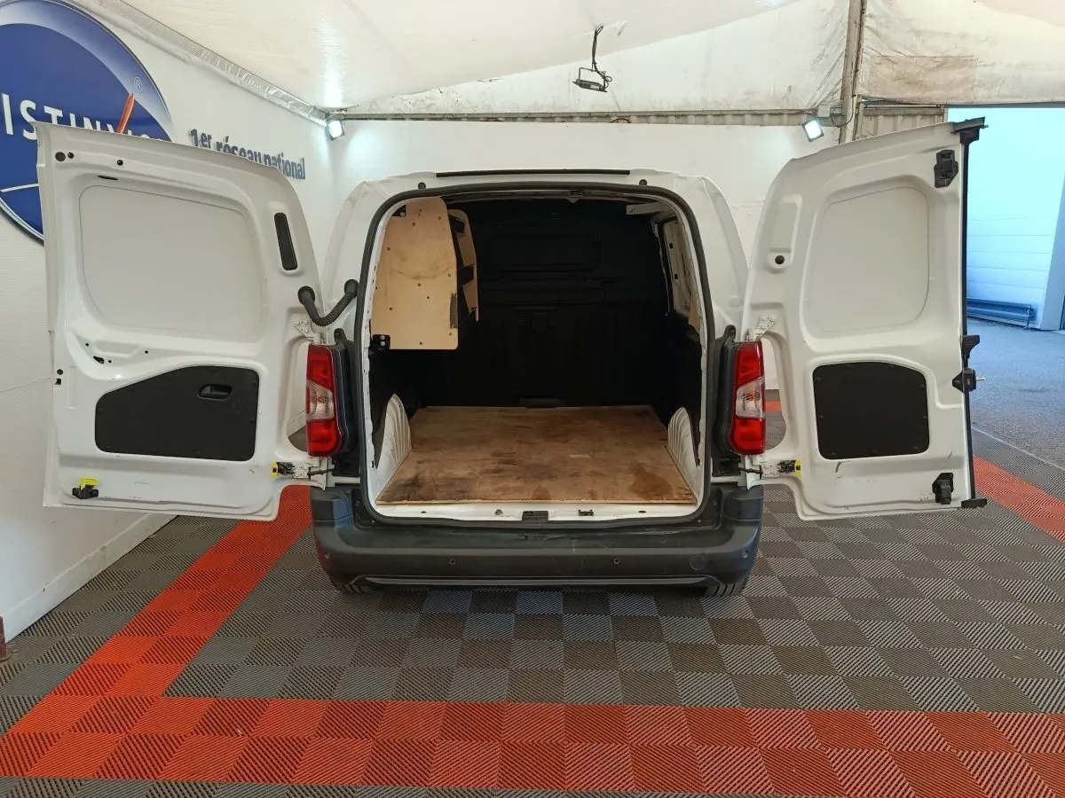 Vue arrière du Citroën Berlingo blanc 2022 avec portes ouvertes montrant l'espace de chargement vide et cloison pleine.