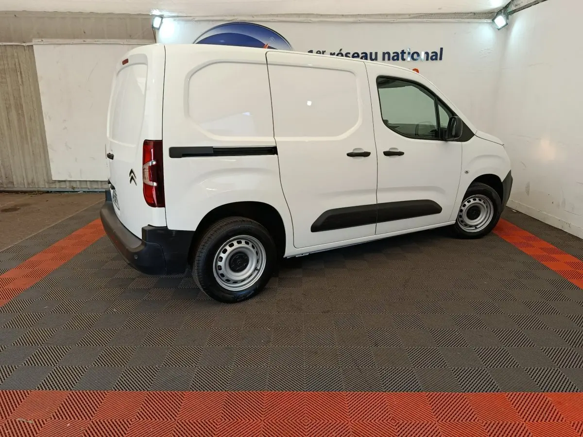 Vue 3/4 arrière droite d’un utilitaire Citroën Berlingo blanc, avec porte latérale coulissante et jantes acier.