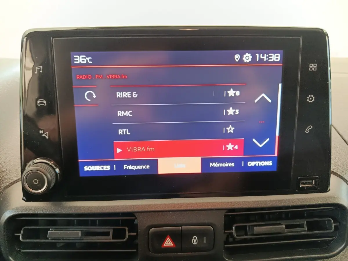 Écran tactile central du tableau de bord du Citroën Berlingo 2022 affichant les stations radio FM.
