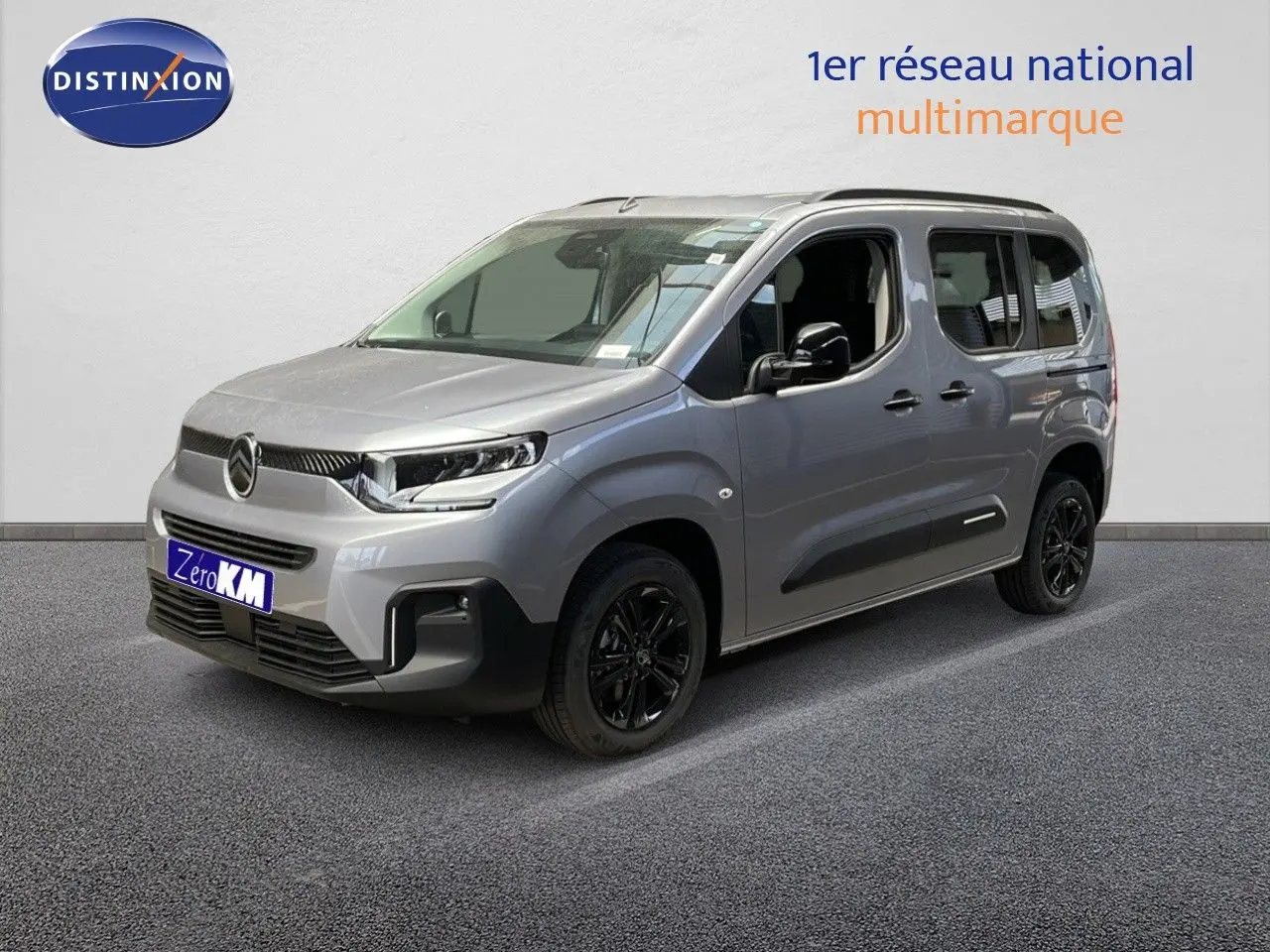 Vue 3/4 avant d'un Citroën Berlingo gris Artense métallisé avec jantes noires et vitres teintées.