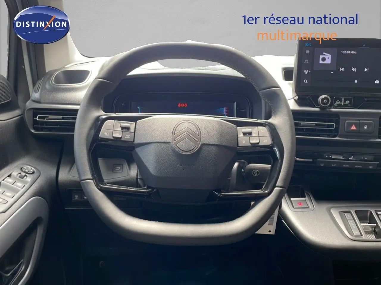Vue intérieure centrée sur le volant cuir noir du Citroën Berlingo 2026 avec tableau de bord et écran tactile.