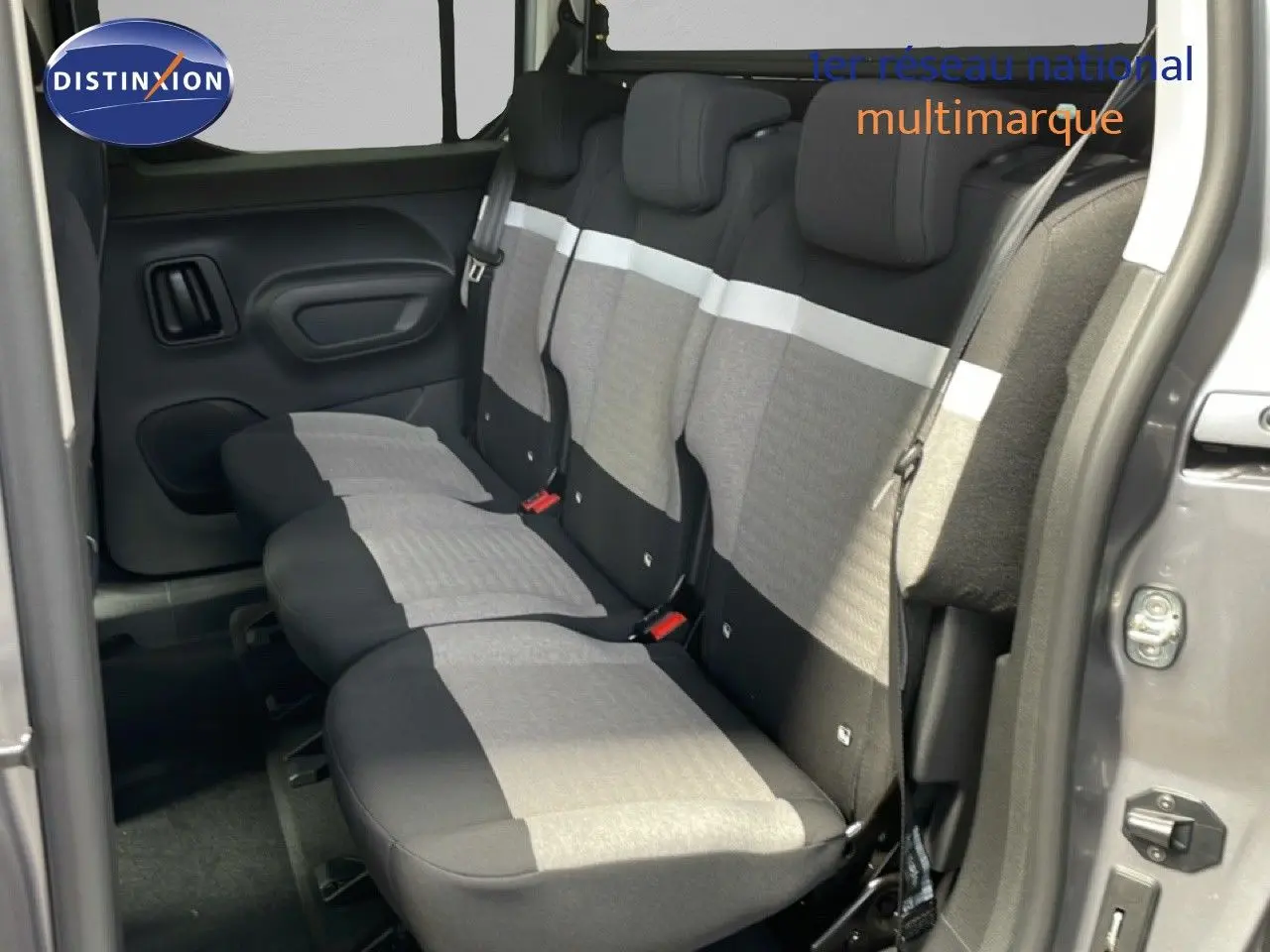 Vue intérieure côté droit des sièges arrière gris clair et noir du Citroën Berlingo gris Artense 2026, banquette trois places.