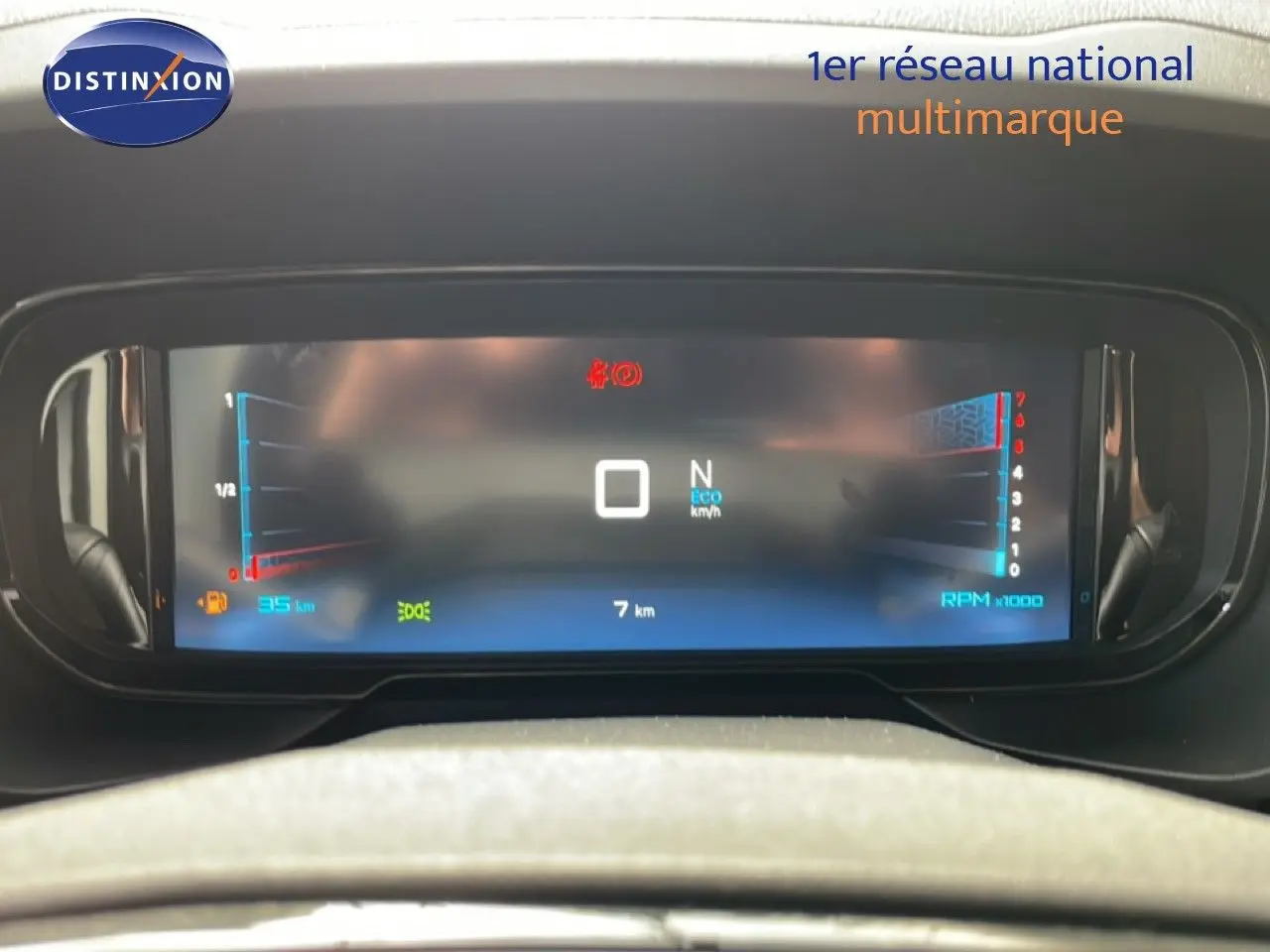 Tableau de bord numérique du Citroën Berlingo gris artense, affichant vitesse, RPM et jauge carburant.