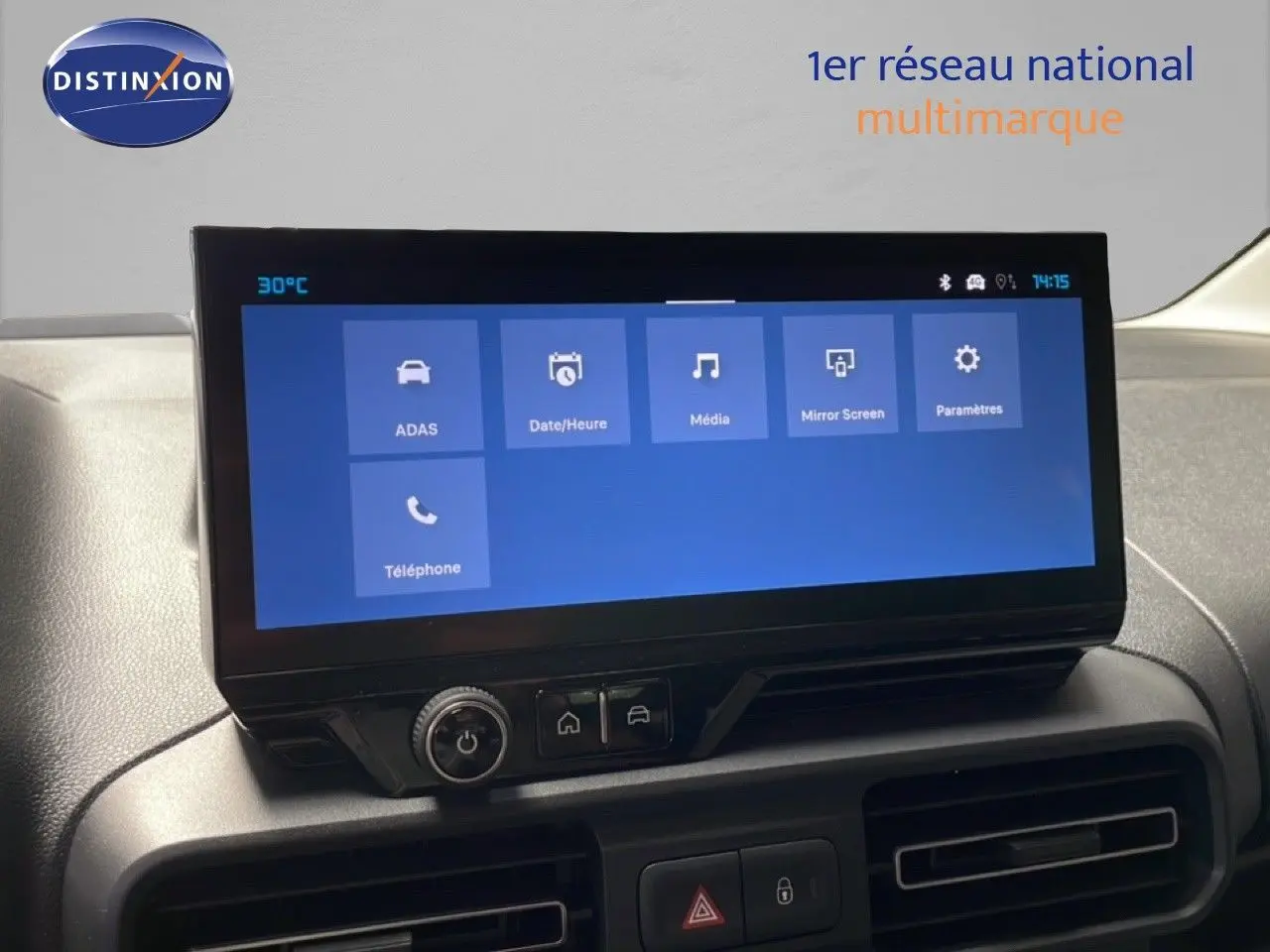 Vue intérieure du tableau de bord du Citroën Berlingo 2026 avec écran tactile central et commandes numériques.