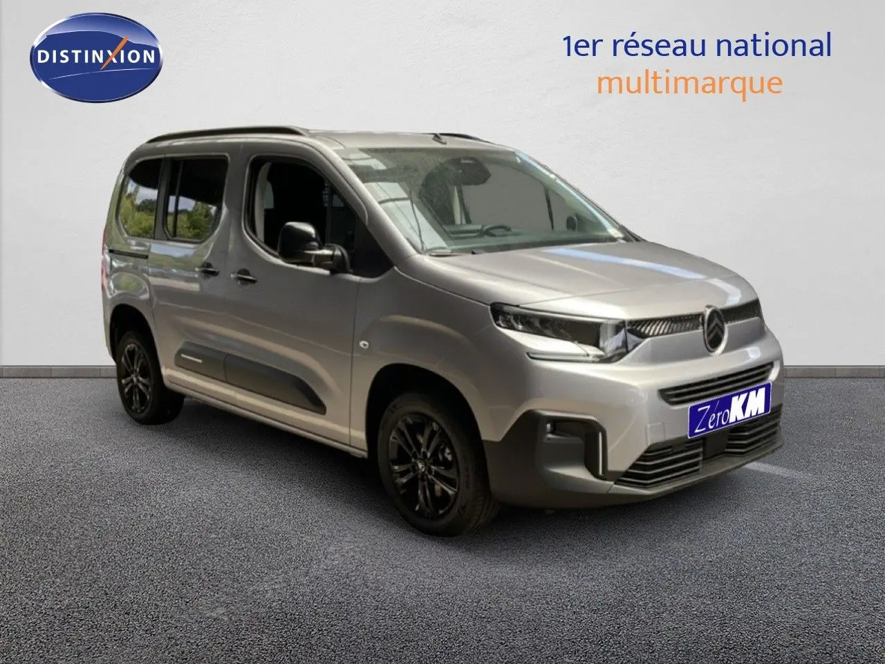 Vue 3/4 avant droit d'un Citroën Berlingo gris Artense métal avec jantes noires et calandre moderne.
