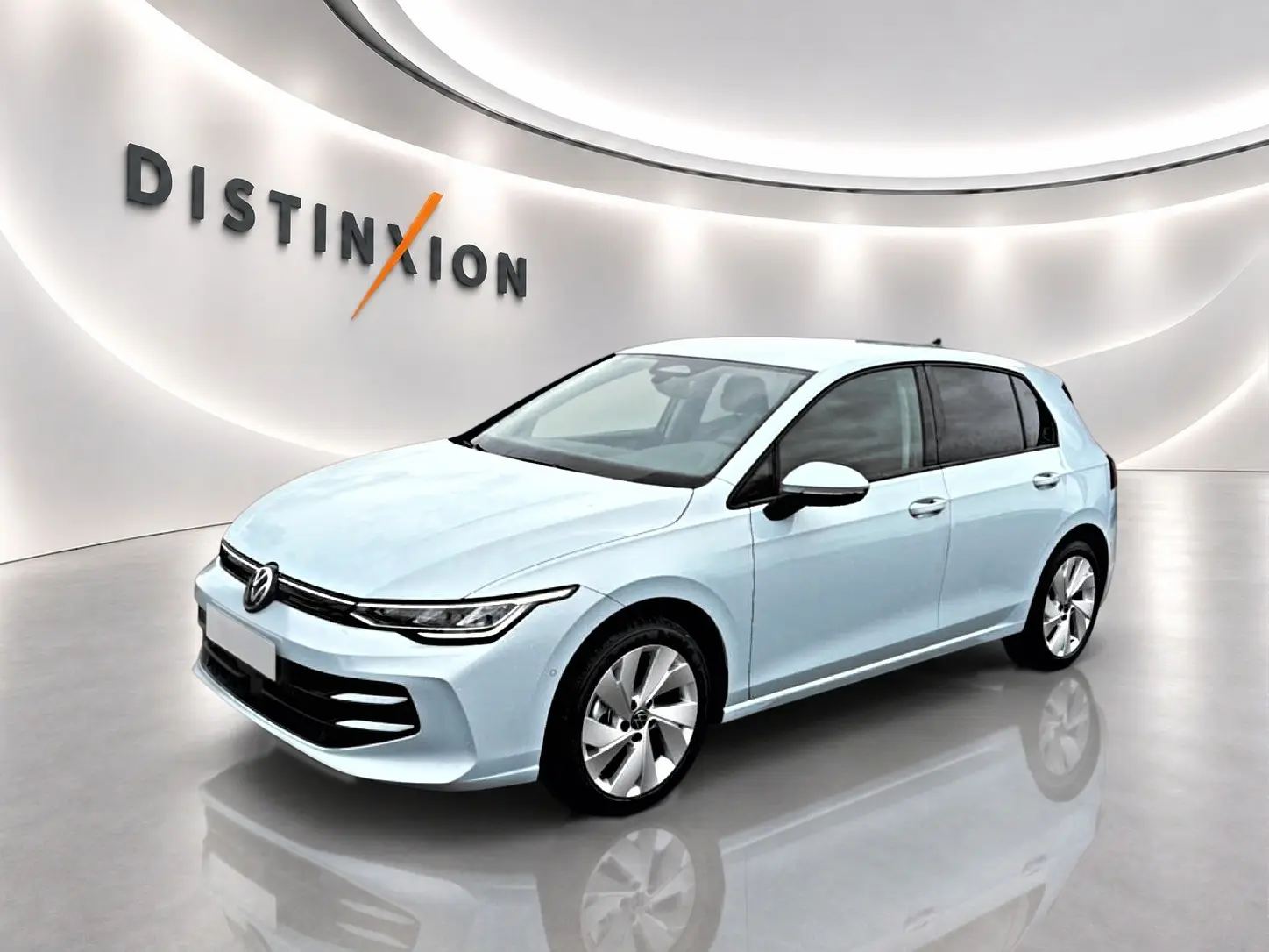 Volkswagen Golf 1.5 ETSI evo2 bleu glacier vue 3/4 avant avec jantes alu 17 pouces dans un showroom lumineux.