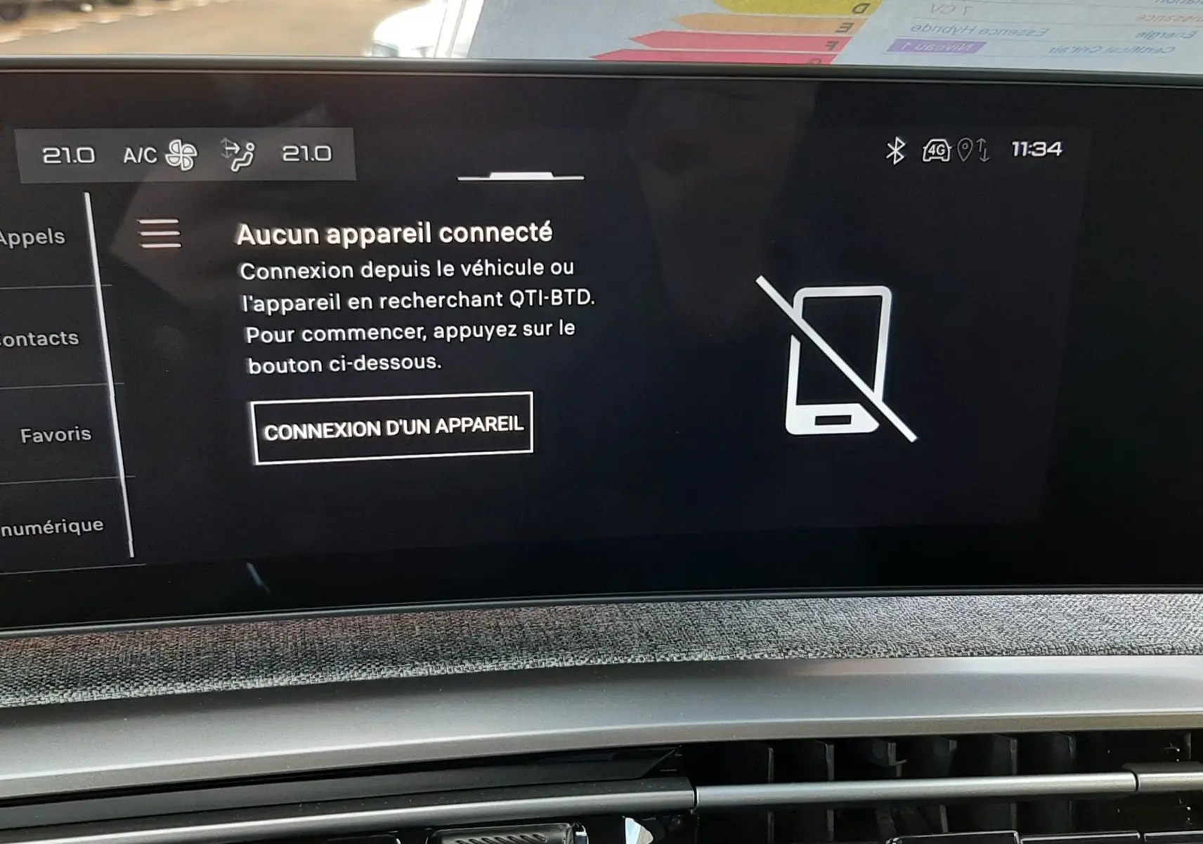 Tableau de bord et écran tactile du Peugeot 5008 bleu Ingaro, affichant la connexion Bluetooth inactive, vue intérieure frontale.