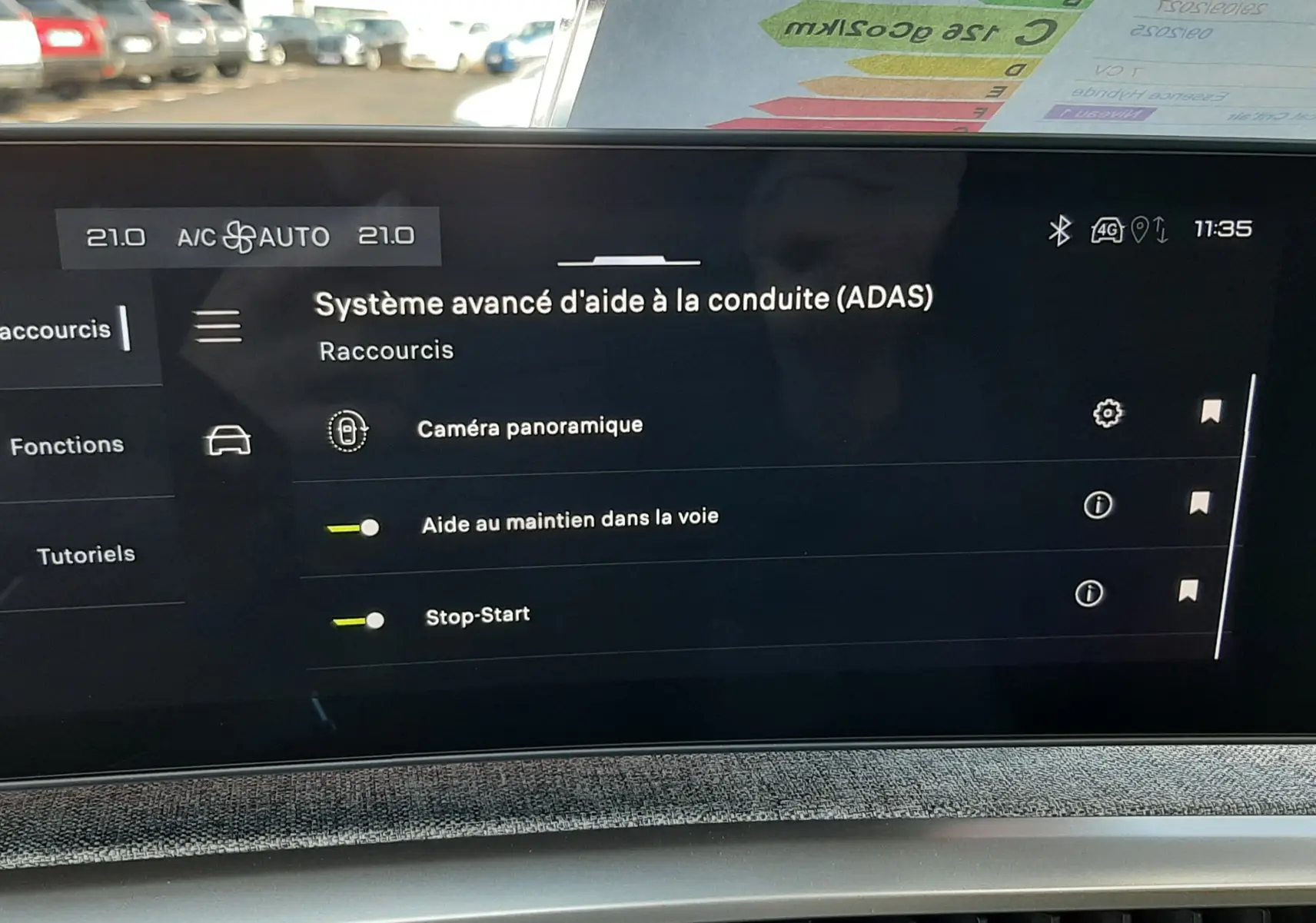 Écran central du Peugeot 5008 III bleu Ingara 2025 montrant les options d'aide à la conduite ADAS en intérieur.