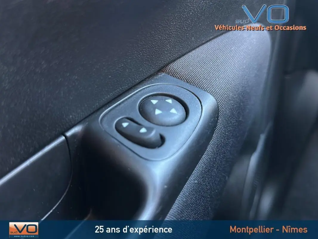 Bouton de réglage des rétroviseurs côté conducteur sur porte intérieure noire d'une Fiat 500C 2024.