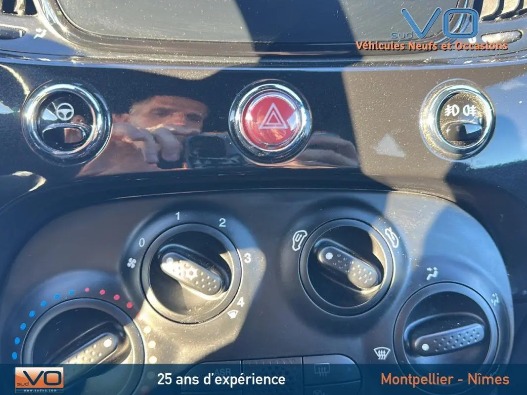 Gros plan sur les commandes de climatisation et boutons de tableau de bord noir de la Fiat 500C 2024.