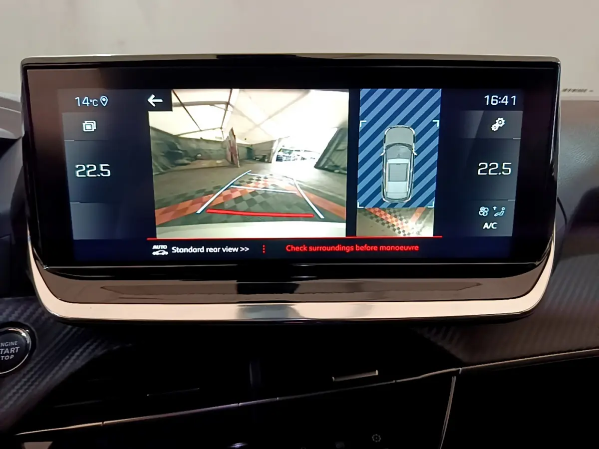 Écran tactile central du Peugeot 2008 PureTech 130 noir montrant la caméra de recul avec guidage et affichage température 22,5°C