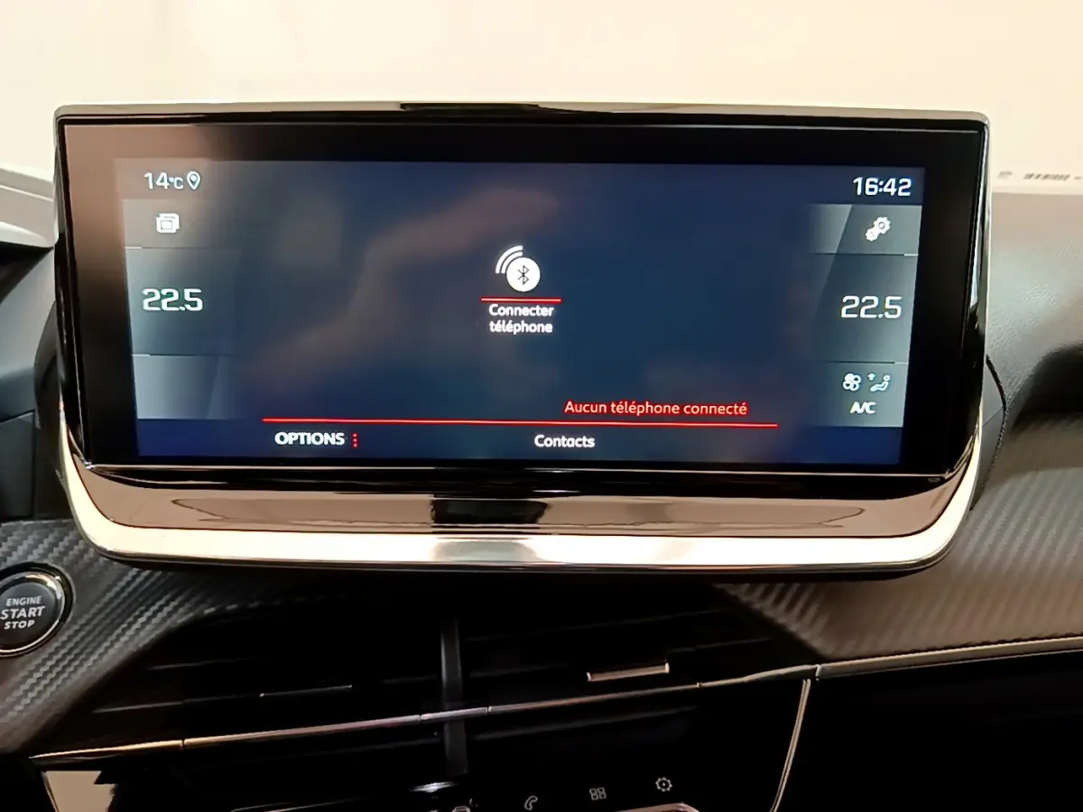 Écran tactile central affichant la connexion Bluetooth sur le tableau de bord noir du Peugeot 2008 PureTech 130 2021.