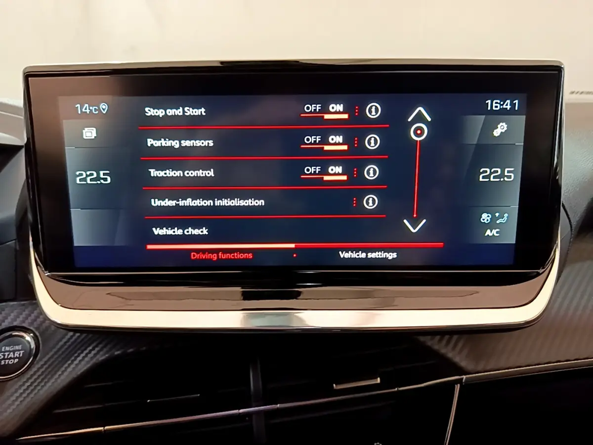 Écran tactile central du tableau de bord du Peugeot 2008 noir, affichant les réglages d'aide à la conduite.