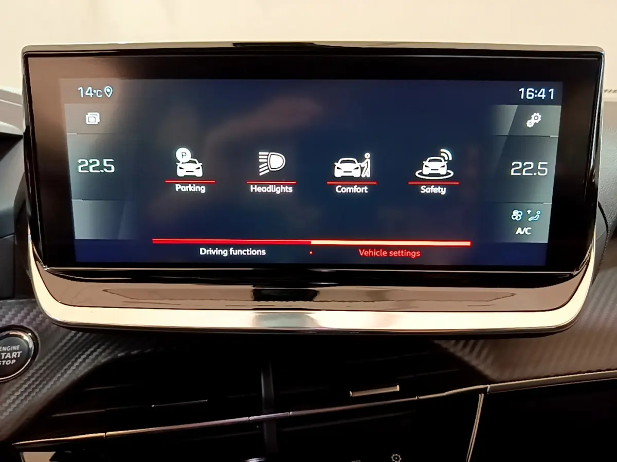 Écran tactile central du tableau de bord du Peugeot 2008 noir, affichant les réglages de conduite et climatisation.