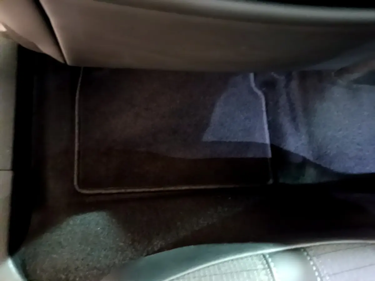 Vue rapprochée du tapis de sol noir côté passager arrière du Peugeot 2008 PureTech 130 S&S Allure Business 2021.