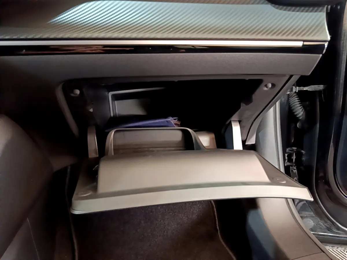 Ouverture de la boîte à gants côté passager dans le Peugeot 2008 noir PureTech 130 S&S Allure Business 2021.