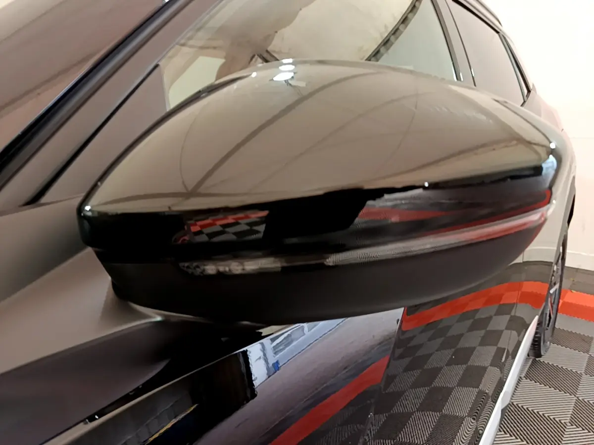 Rétroviseur côté gauche noir brillant du Peugeot 2008 PureTech 130 S&S Allure Business 2021 avec clignotant intégré.