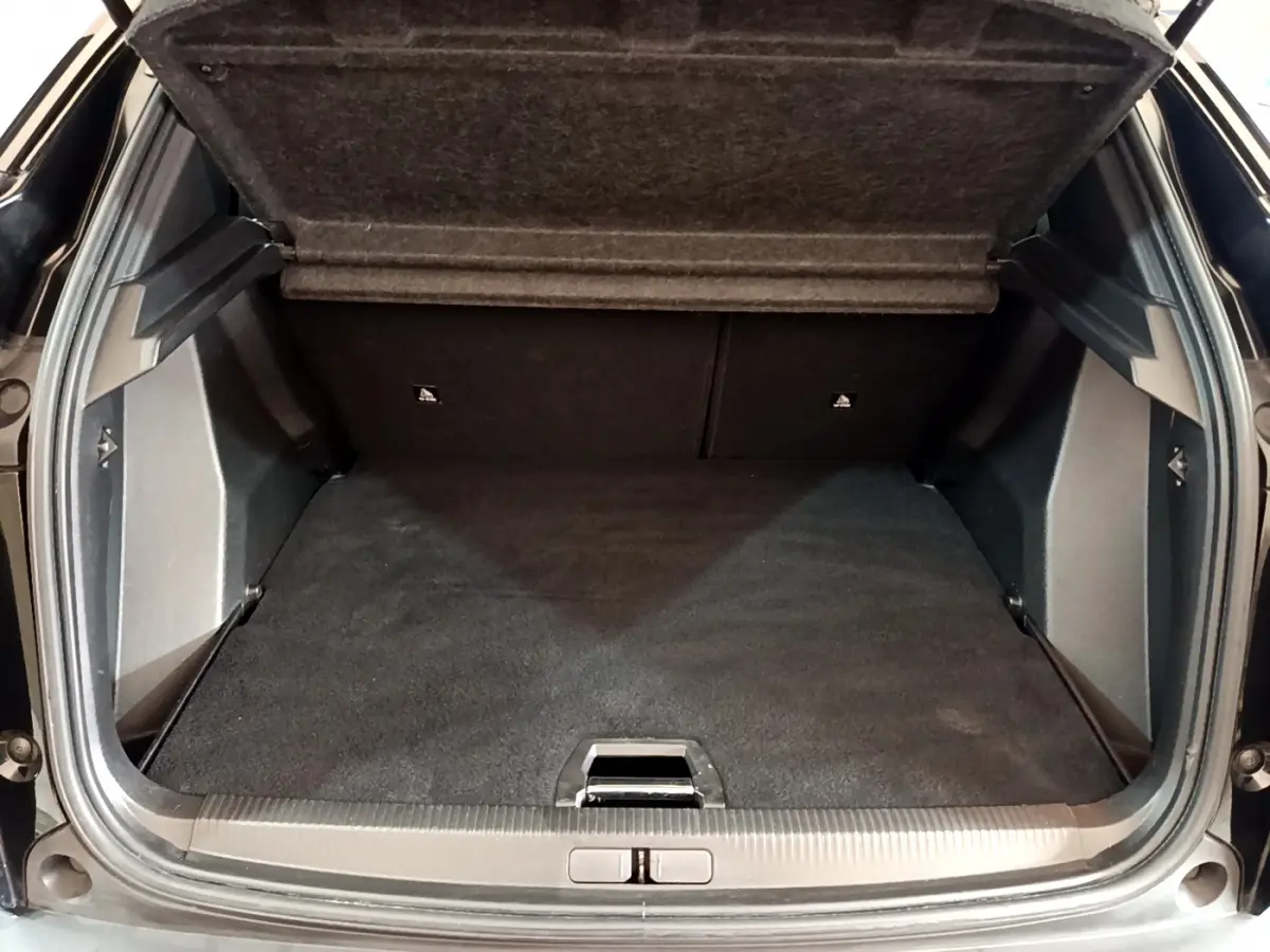 Coffre ouvert noir de la Peugeot 2008 PureTech 130 S&S Allure Business, vue arrière montrant l'espace de chargement.