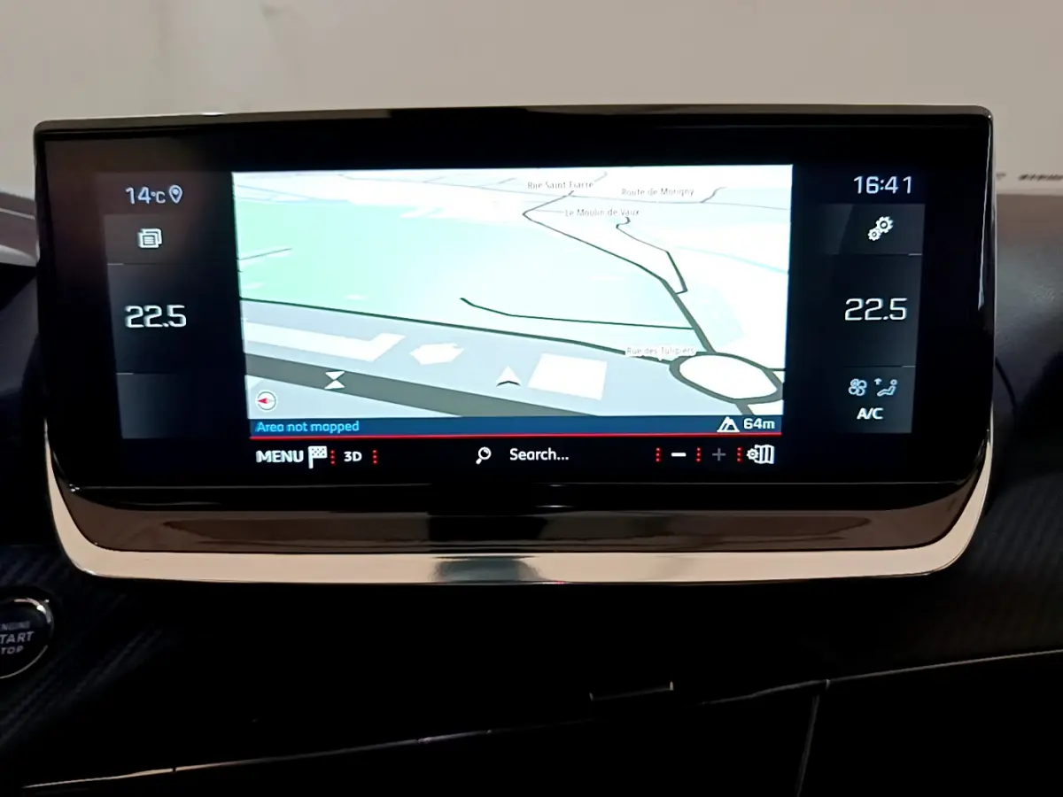 Écran tactile 10 pouces du tableau de bord du Peugeot 2008 PureTech noir, affichant la navigation et la climatisation.