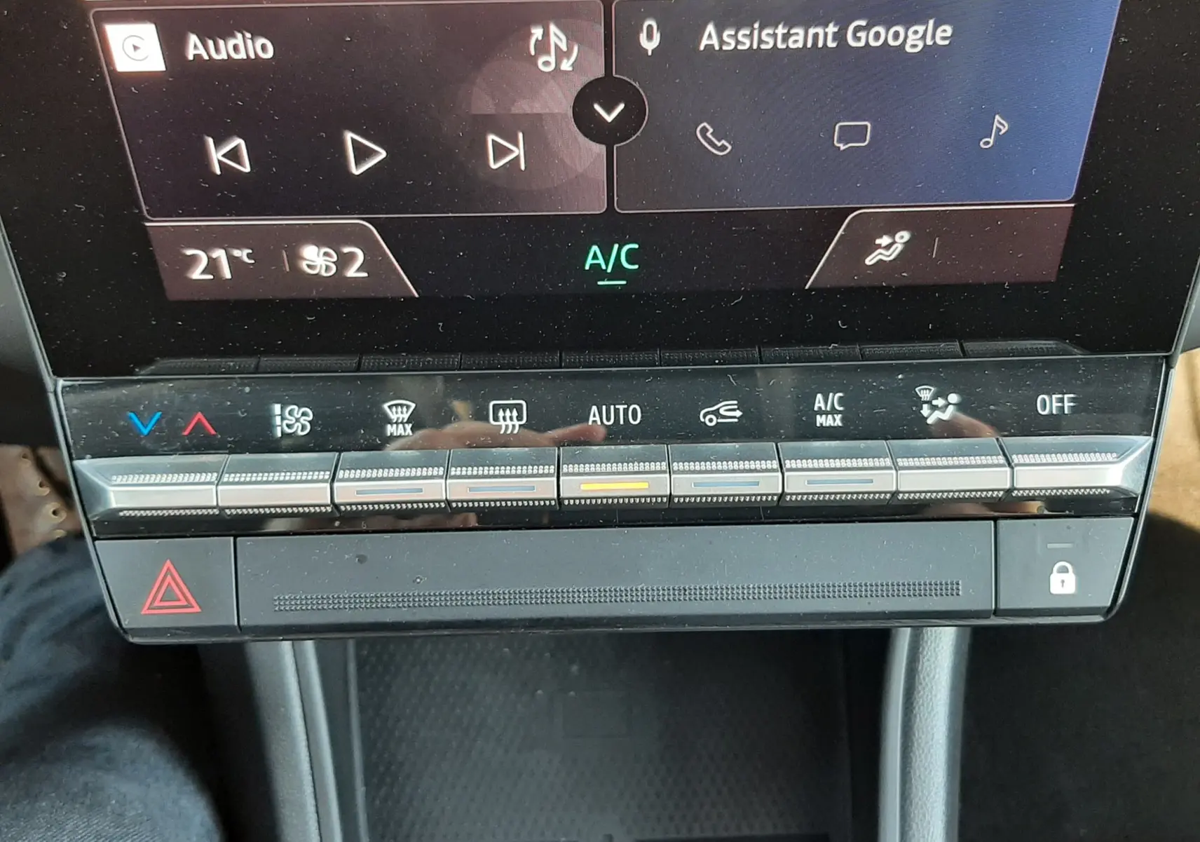 Détail du tableau de bord du Renault Captur gris Cassiopée 2025, avec commandes climatisation et écran tactile visible.