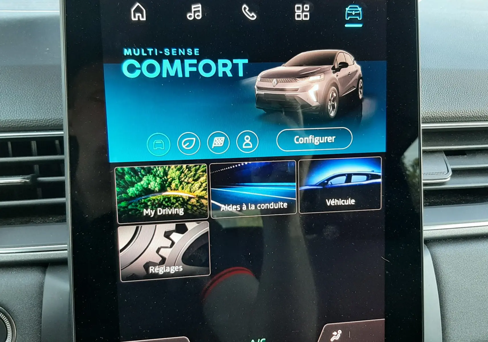 Écran tactile central de la Renault Captur gris cassiopée affichant le mode de conduite Confort en intérieur.