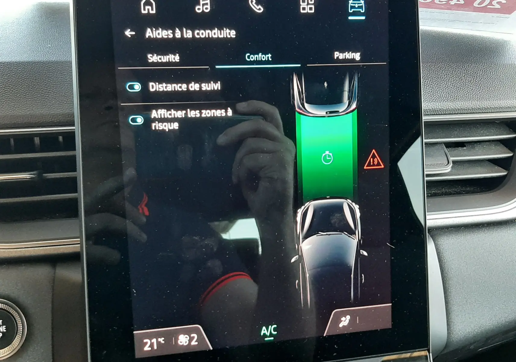 Écran tactile intérieur du Renault Captur II 2025 montrant les aides à la conduite avec interface en français.