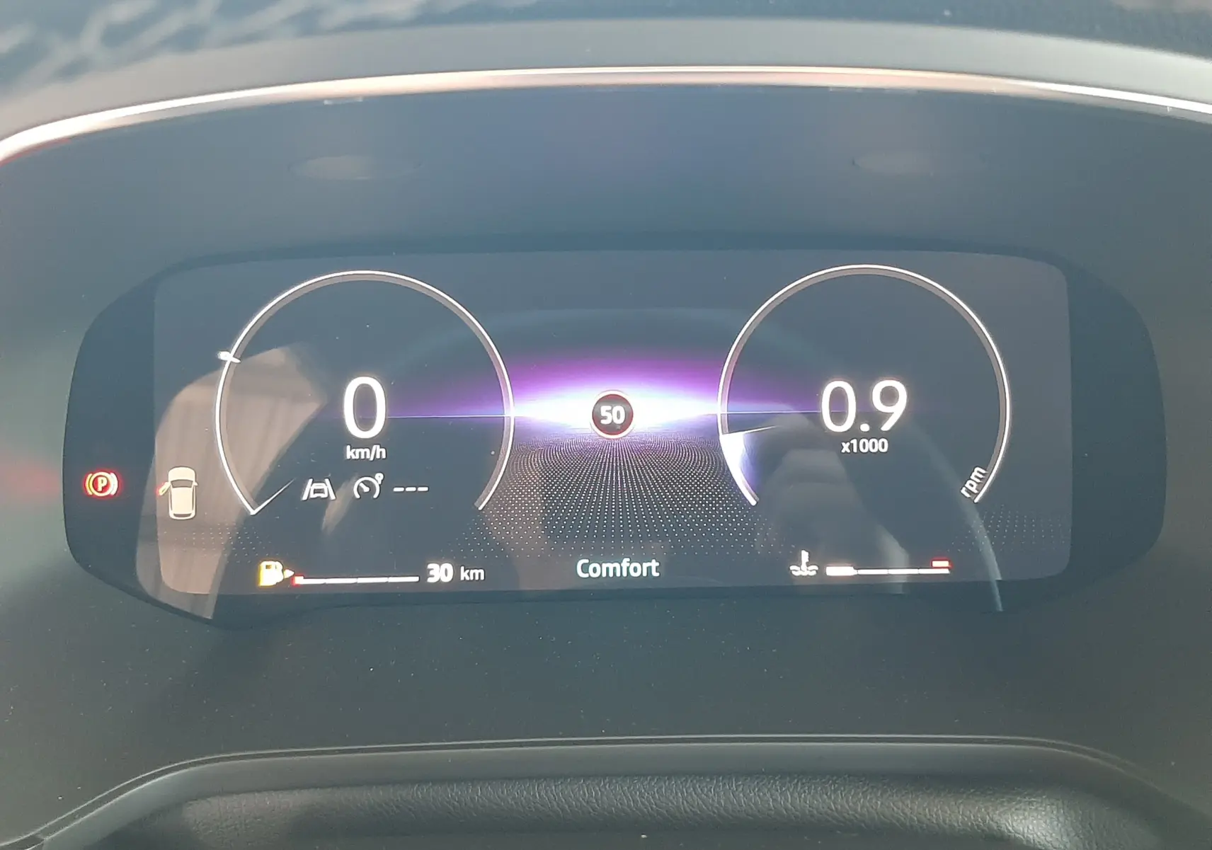 Tableau de bord numérique du Renault Captur gris Cassiopée 2025, affichant vitesse, régime et mode Confort.