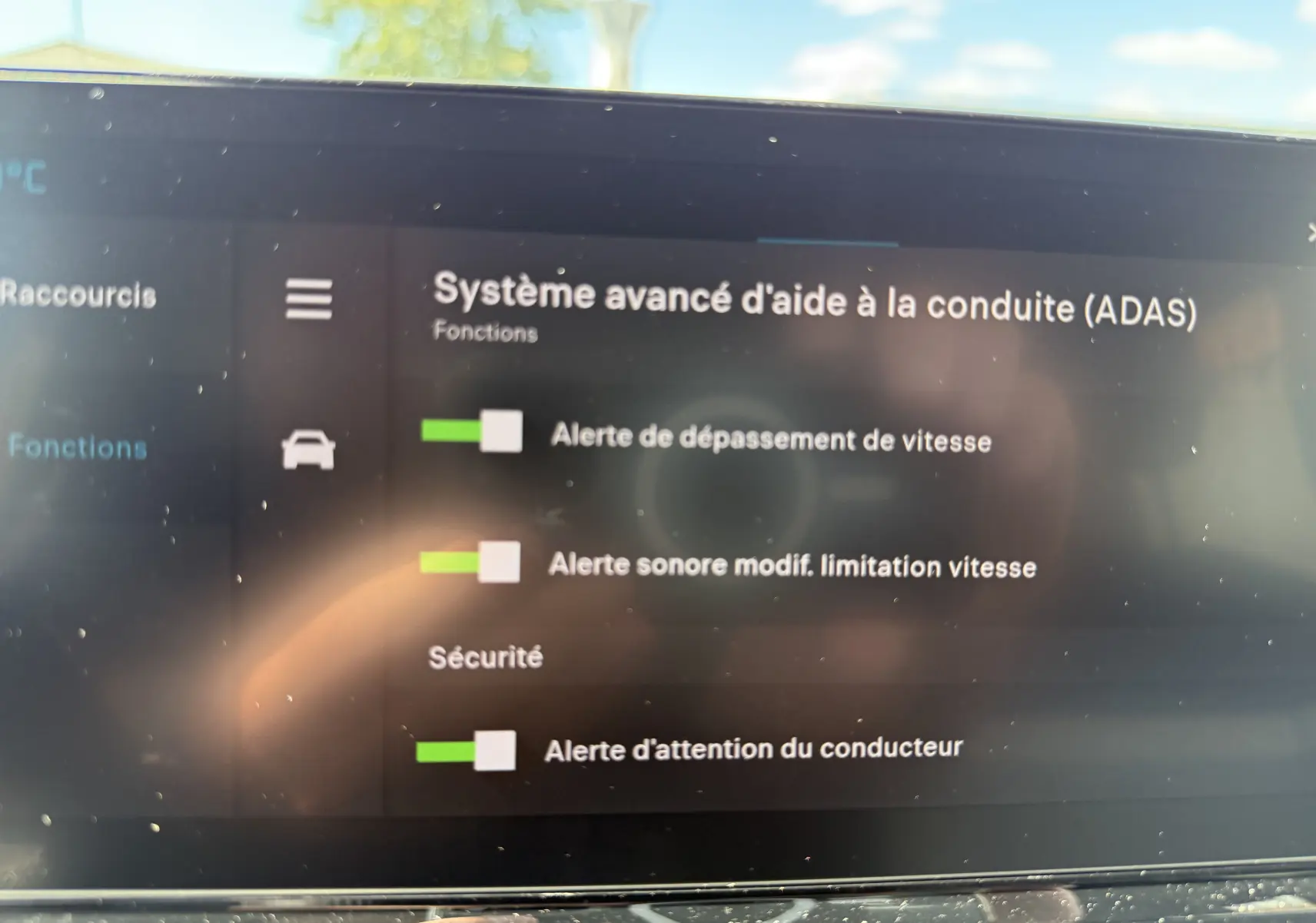 Écran tactile intérieur du Citroën Berlingo 2026 affichant les réglages du système avancé d'aide à la conduite.