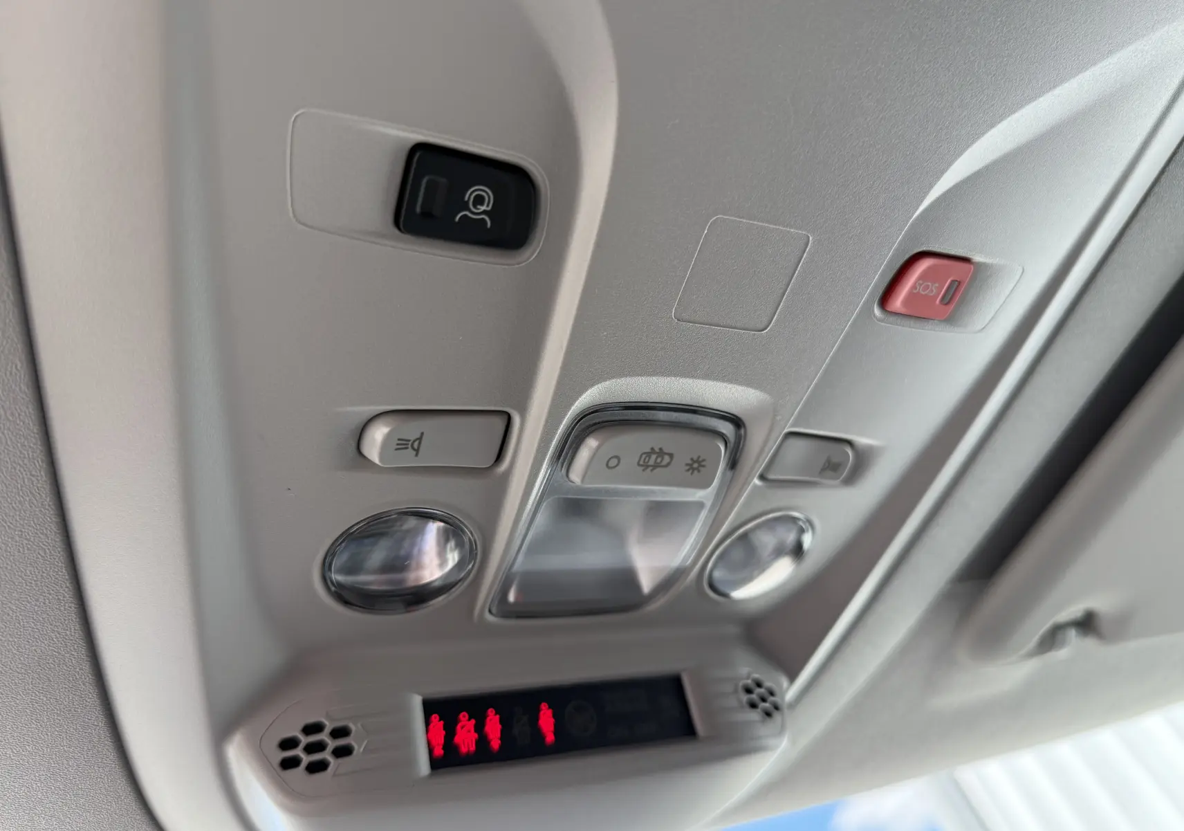 Détail du plafonnier intérieur gris clair avec commandes d’éclairage et bouton SOS du Citroën Berlingo 2026.