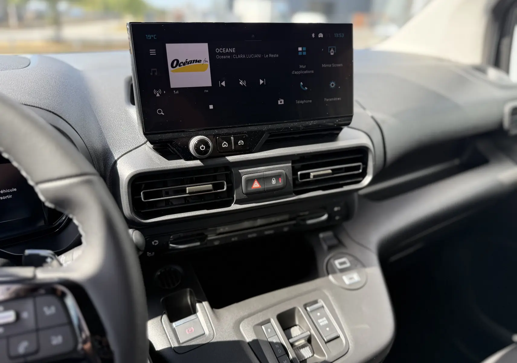Vue intérieure du tableau de bord du Citroën Berlingo 2026, écran tactile central et commandes modernes visibles.