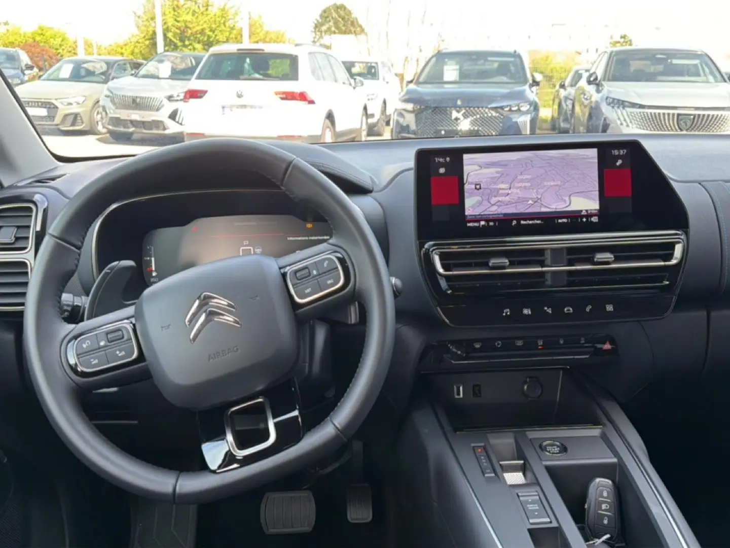 Vue intérieure avant du tableau de bord noir du Citroën C5 Aircross 2025 avec écran tactile et volant multifonction.