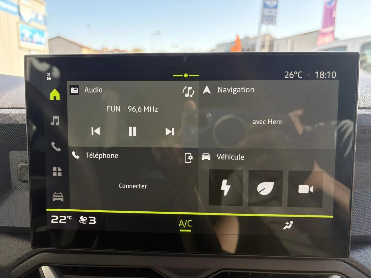 Écran tactile central du tableau de bord du Dacia Duster 2024 affichant les menus audio, navigation et véhicule.