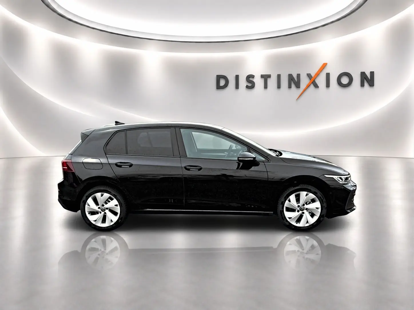 Profil droit d'une Volkswagen Golf noire 2026 avec jantes alliage 17 pouces dans un studio lumineux.