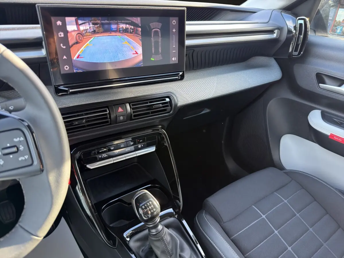 Vue intérieure côté passager de la Citroën C3 Turbo 100 BVM6 avec écran tactile et levier de vitesses manuel noir.