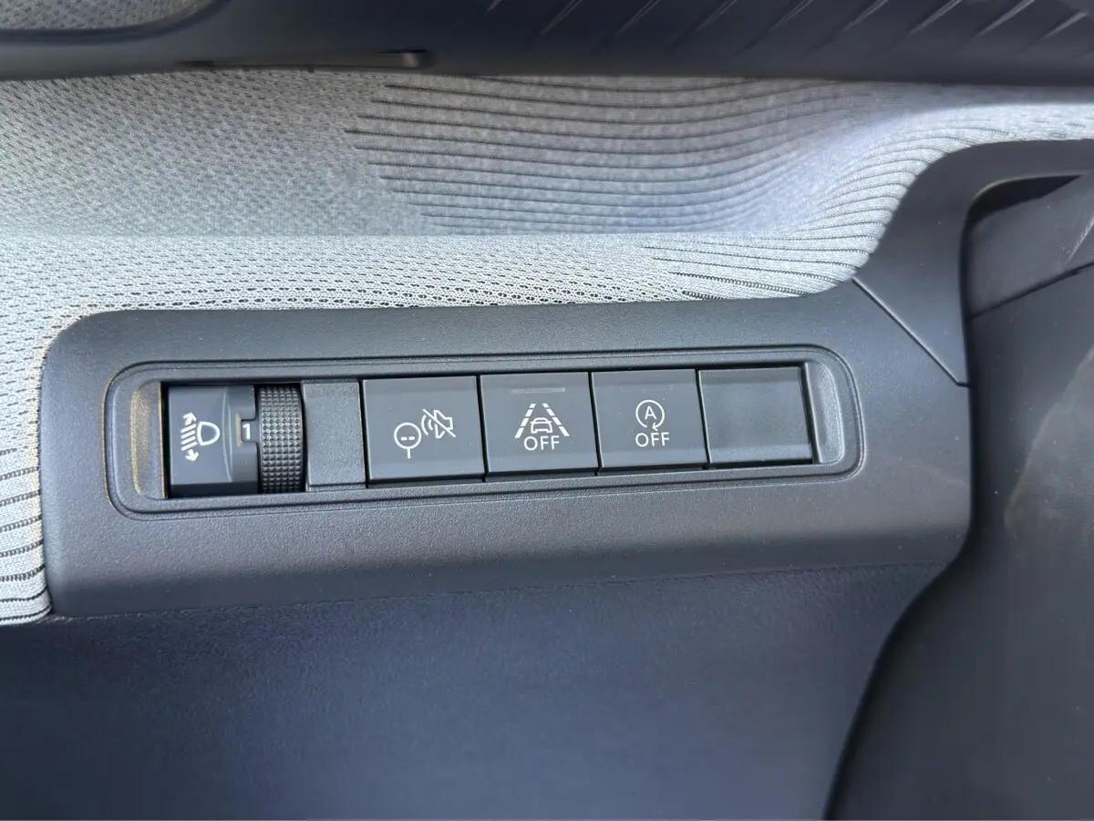 Gros plan sur les boutons de commande noirs du tableau de bord côté conducteur de la Citroën C3 Turbo 100 BVM6 MAX 2025.