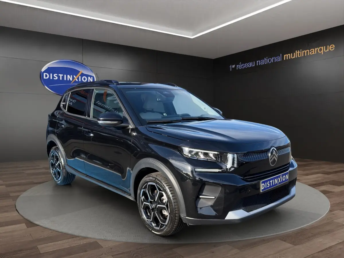 Citroën C3 Turbo 100 BVM6 noir vue 3/4 avant droit, avec jantes noires et détails modernes sur calandre.