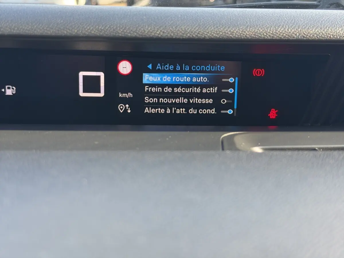 Écran multifonctions central de la Citroën C3 Turbo 100 BVM6 MAX affichant les aides à la conduite.