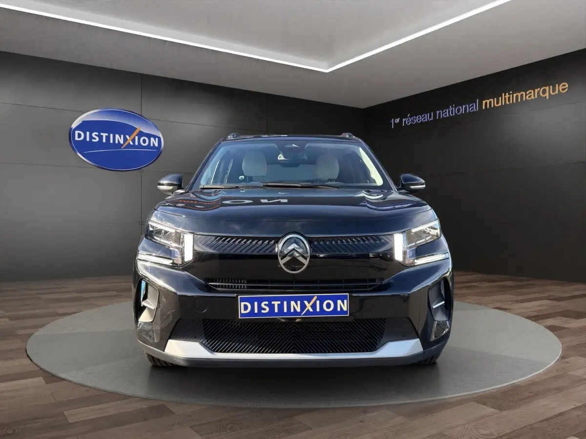 Citroën C3 Turbo 100 BVM6 Max noire vue de face, avec calandre distinctive et phares LED allumés.