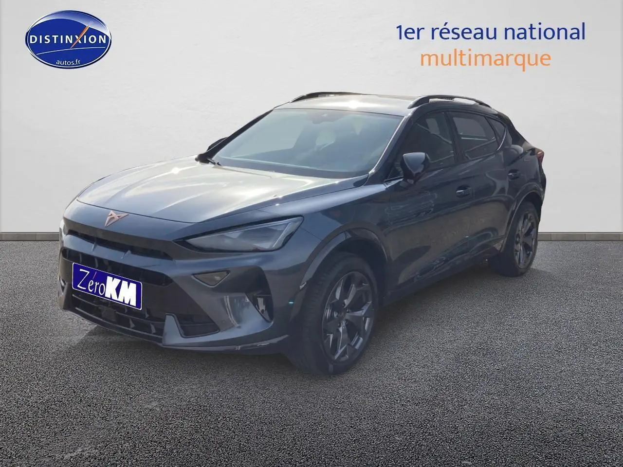 SUV CUPRA Formentor gris magnétique vu en 3/4 avant droit avec jantes alu et toit noir brillant