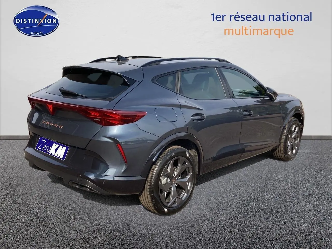 Vue 3/4 arrière droite d'un CUPRA Formentor gris magnétique avec jantes alu 18 pouces et barres de toit noires.