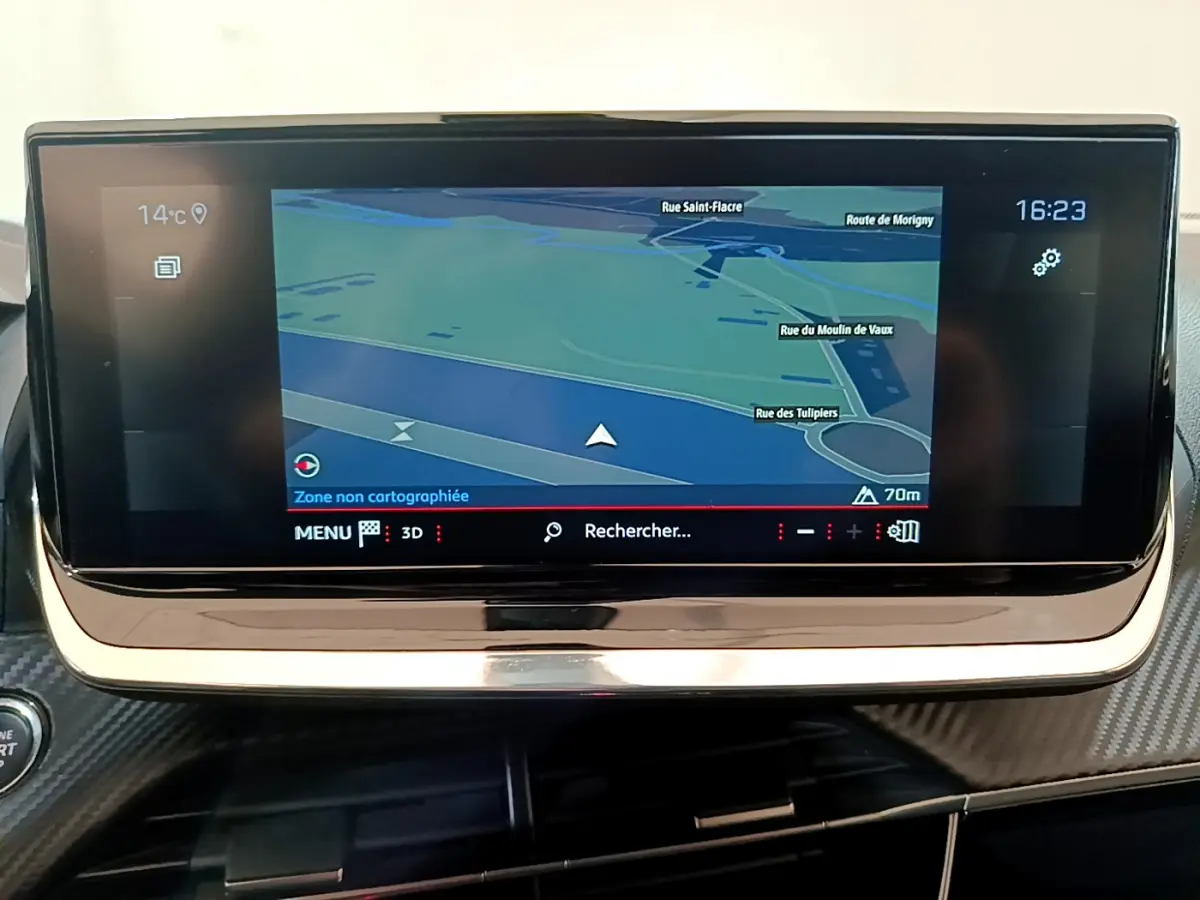 Écran tactile central du tableau de bord du Peugeot 2008 gris clair, affichant la navigation GPS en 3D.