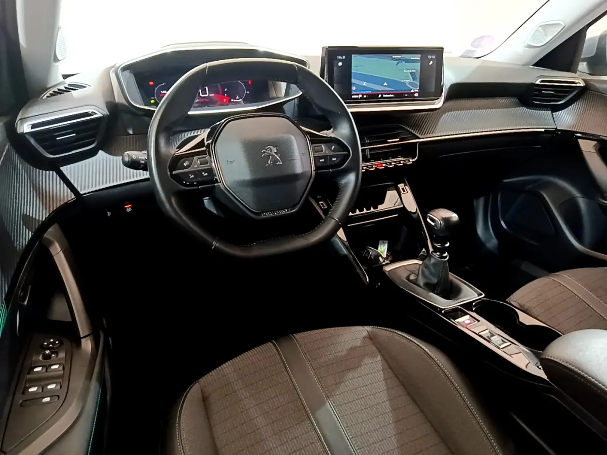 Intérieur du Peugeot 2008 PureTech 130 vue côté conducteur, volant cuir, écran tactile navigation et boîte manuelle noire.