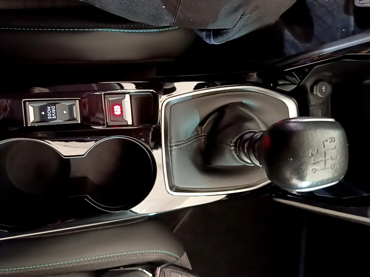 Gros plan sur la console centrale noire du Peugeot 2008 2021 avec levier de vitesse manuel et bouton Drive Mode.