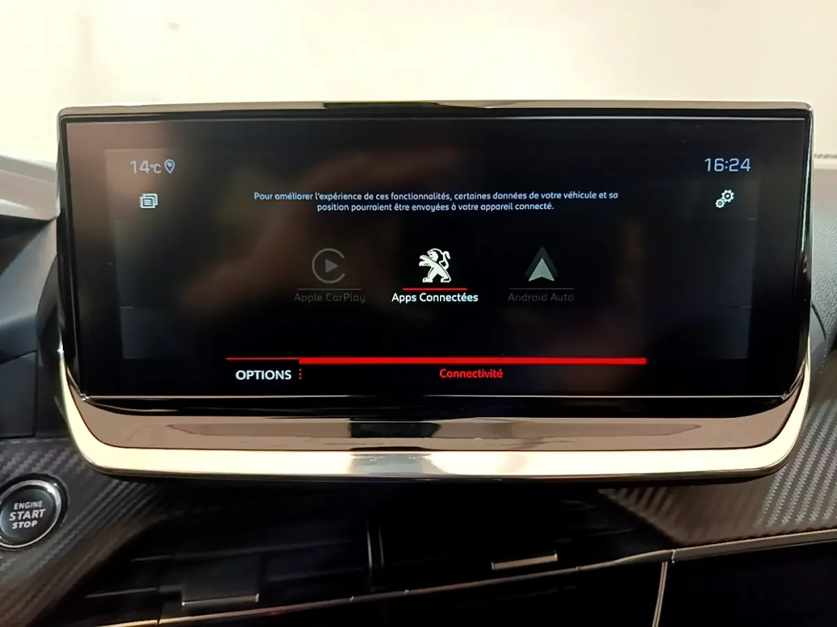 Écran tactile central affichant les applications connectées dans l'habitacle du Peugeot 2008 gris clair 2021.