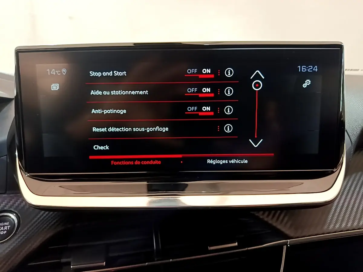 Écran tactile central du tableau de bord du Peugeot 2008 gris clair, affichant les réglages d'aide à la conduite.