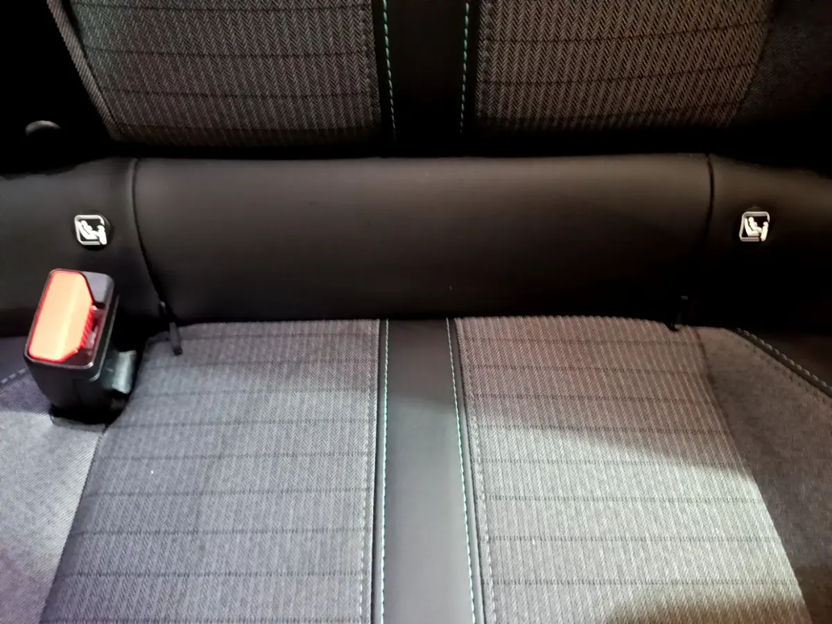 Gros plan sur la banquette arrière grise du Peugeot 2008 avec ceinture de sécurité et fixation Isofix visibles.