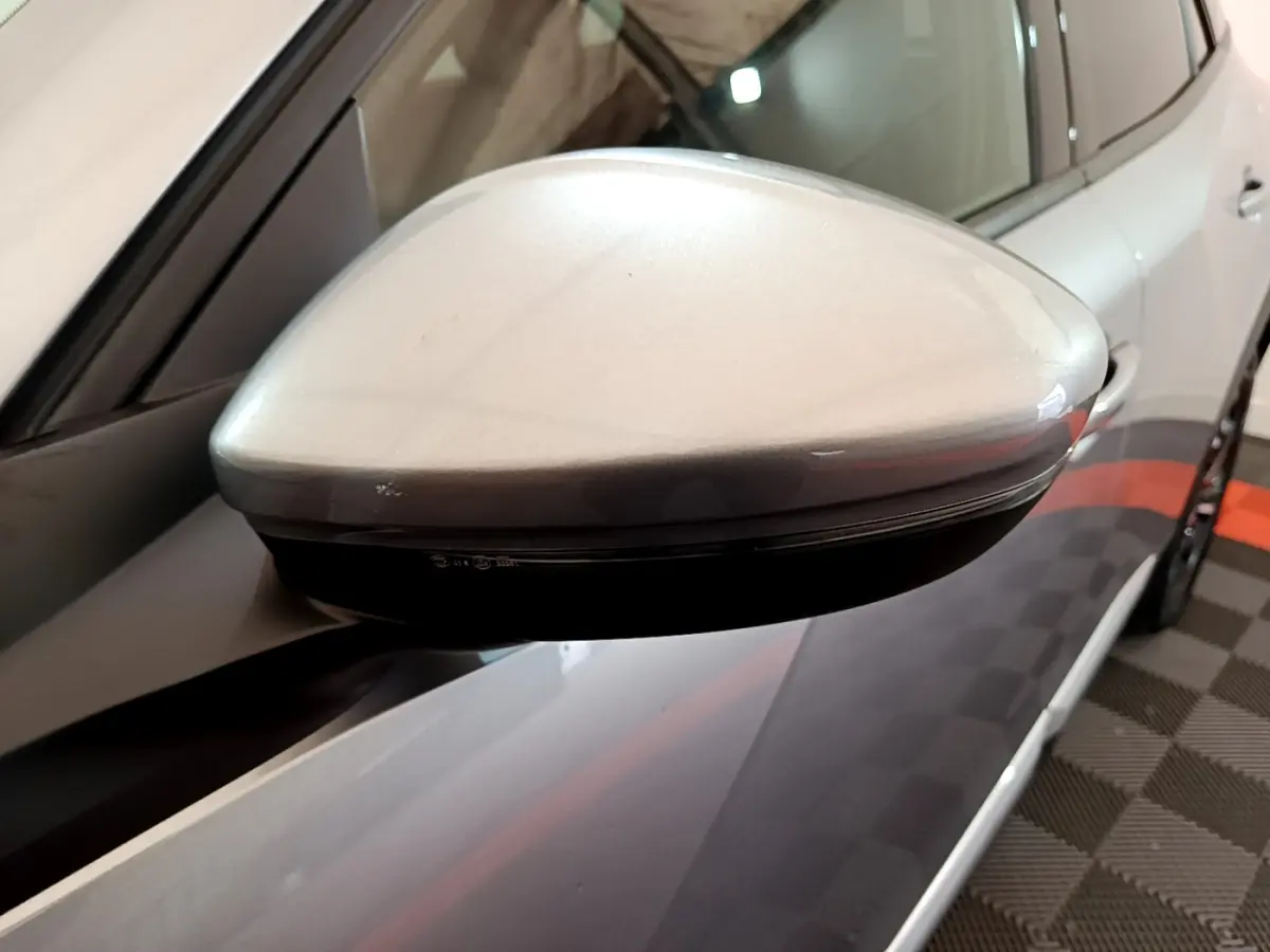Gros plan sur le rétroviseur côté gauche gris clair du Peugeot 2008 PureTech 130 S&S Allure Business 2021.