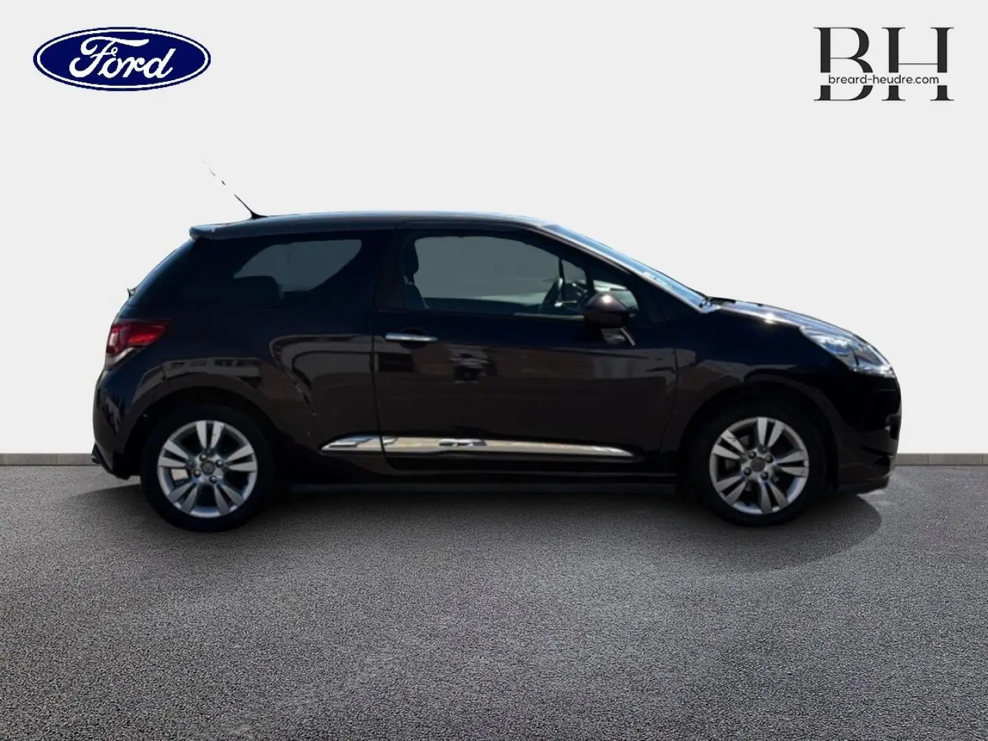 Profil droit d'une Citroën DS3 noire avec jantes alliage et poignées de porte chromées sur fond clair.